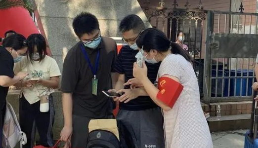 52岁大学生报到被老师质疑,年龄太大开学被轮流确认