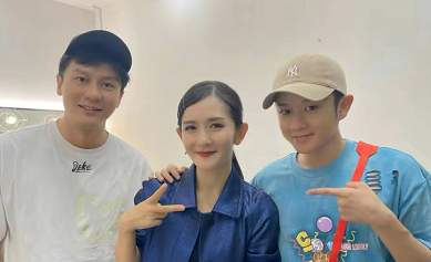 谢娜产后首演话剧阵仗大,超10位明星为她站台