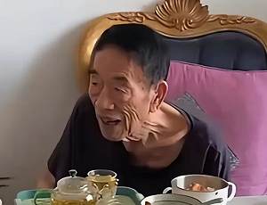 90岁杨少华近况令人堪忧,骨瘦如柴桌上堆满药盒