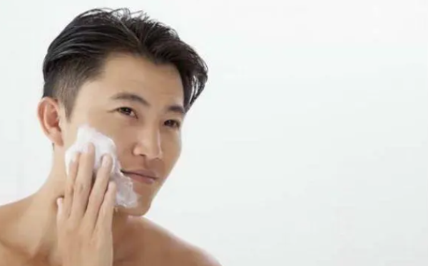 男士护肤用哪几样护肤品(男士正确面部清洁小贴士)