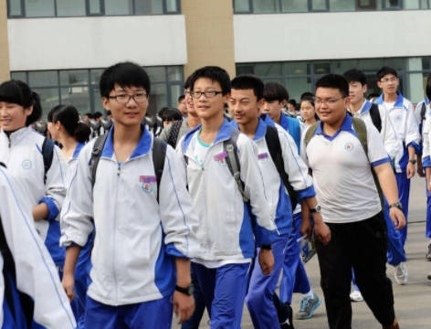 初中生辛苦还是高中生辛苦（初中生和高中生哪个更辛苦）