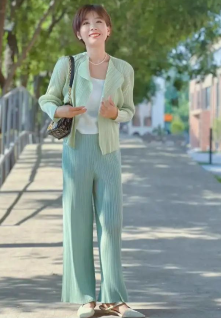 50岁女人应该避免哪种穿搭(中年女性优雅穿着的色系搭配)