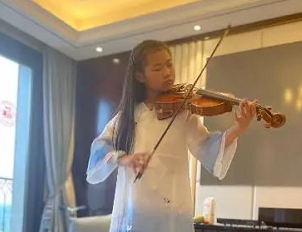 岳云鹏女儿晒照优雅,拉小提琴获顶级大师称赞 岳云鹏女儿晒照优雅,拉小提琴获顶级大师称赞
