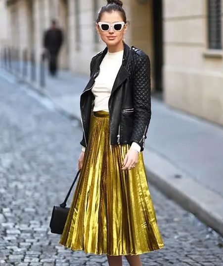 金属色百褶裙配啥上衣好看(金属百褶裙秋冬季搭配指南2025)