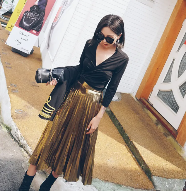 金属色百褶裙配啥上衣好看(金属百褶裙秋冬季搭配指南2025)