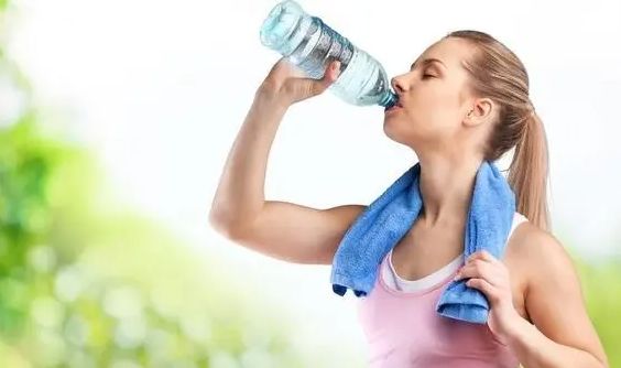 喝水过多会引起什么症状（喝水过多会对身体有害吗）
