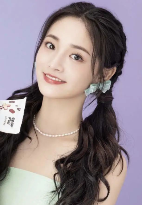 年轻女性戴什么颈部配饰好看(3种适合年轻人的项链超好看)