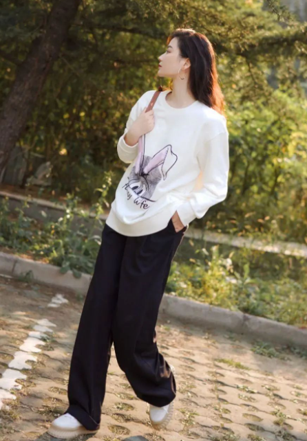 赵露思圆领卫衣牛仔裙时尚简单(2023秋季女生卫衣穿搭技巧)