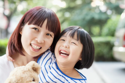 孩子更容易认生的场景有哪些(如何帮助孩子度过认生期)