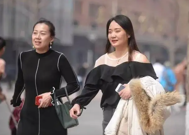 武汉忽冷忽热大范围降温怎么穿?2025夏秋过渡季搭配分享