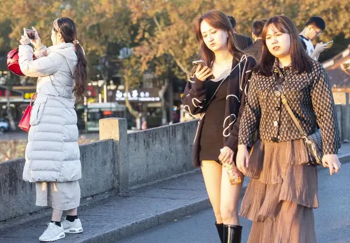 武汉忽冷忽热大范围降温怎么穿?2025夏秋过渡季搭配分享