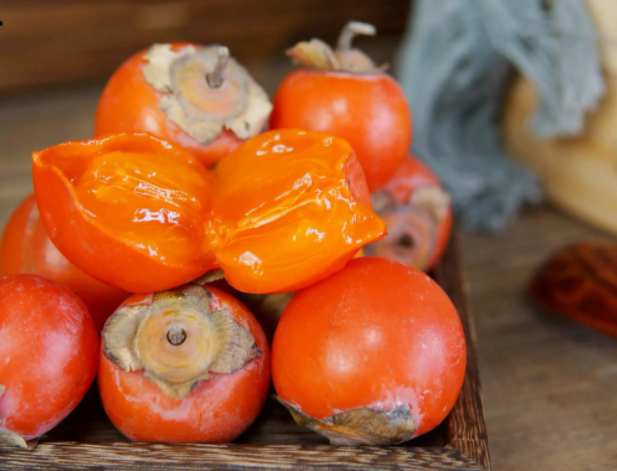 霜降柿与十月蟹是否相克(柿子和螃蟹同吃会形成柿胃石?)