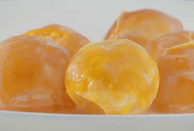 咸蛋黄怎么做菜好吃?用咸蛋黄做菜不妨这样尝试