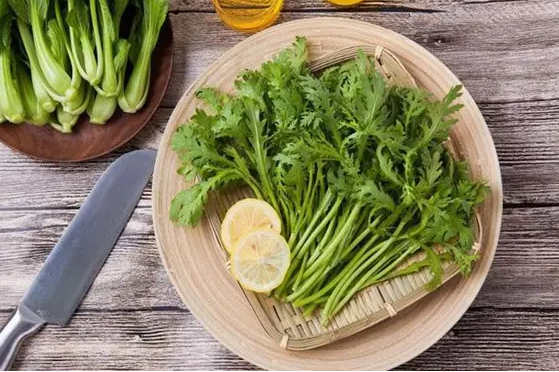 哺乳期产妇可以吃茼蒿菜吗(哺乳期产妇吃茼蒿菜回奶吗)