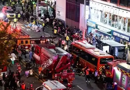 韩国踩踏事件亲历者返回现场,女孩跪地哭喊“男朋友不在了”
