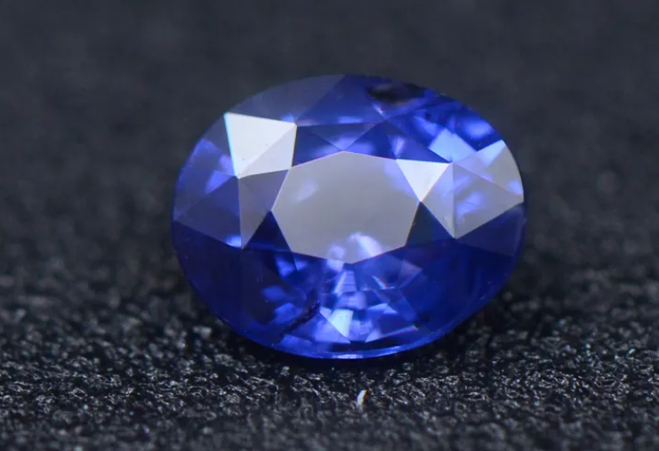 皇家蓝蓝宝石会发黑吗(蓝宝石的颜色是怎么造成的)