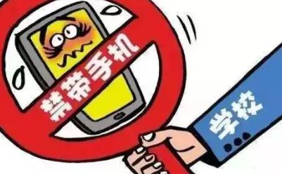 该不该带手机上学？美国学校禁止学生在校使用手机遭家长反对
