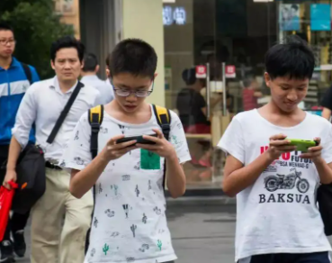 该不该带手机上学？美国学校禁止学生在校使用手机遭家长反对