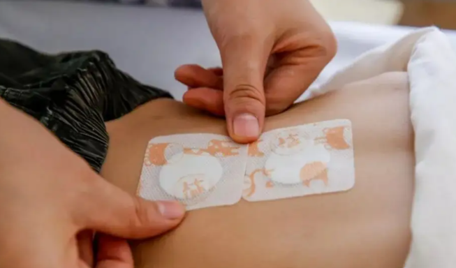 秋冬可以贴艾草贴取暖吗(秋冬贴艾草贴可以预防宫寒吗)