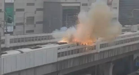 上海地铁11号线车顶冒火(现场发出爆炸一样的响声)
