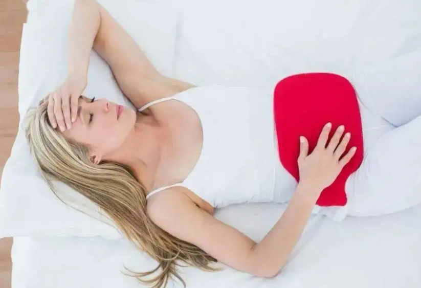 秋冬可以贴艾草贴取暖吗(秋冬贴艾草贴可以预防宫寒吗)