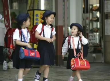 小学生书包重问题是哪些原因造成？如何推进小学生书包减负工作？