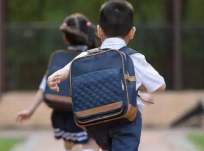 小学生书包重问题是哪些原因造成？如何推进小学生书包减负工作？