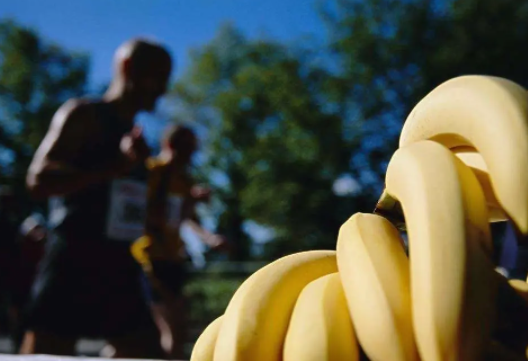 跑步后吃香蕉等于白跑吗(早晨跑步可以吃香蕉吗)