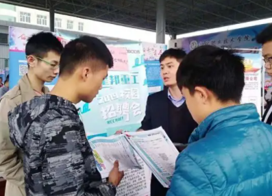 教育部：实施“万企进校园计划”，优化政策性岗位招录安排