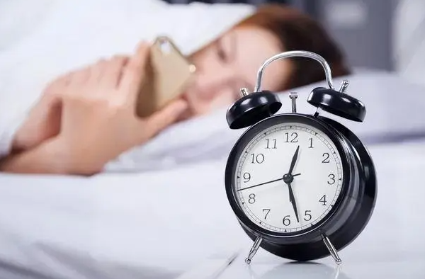 一般几点睡觉算是熬夜（熬夜给身体带来的危害有哪些）
