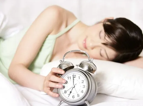 睡眠时间短是什么原因造成的（睡眠时间短有什么缓解的办法吗）