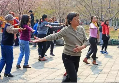 跳广场舞会磨损腰膝关节吗(跳广场舞的运动损伤怎么预防)