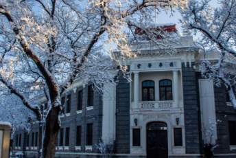 清华大学本学期期末考试如何安排？学位论文答辩如何进行？