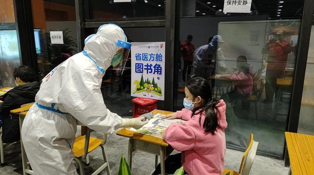 方舱里如何上“网课”（学生们的“方舱教室”开课）