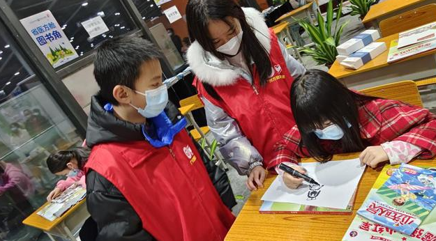方舱里如何上“网课”（学生们的“方舱教室”开课）