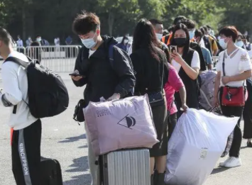 大学生返乡困难重重？“一刀切”政策不得不接受集中隔离？