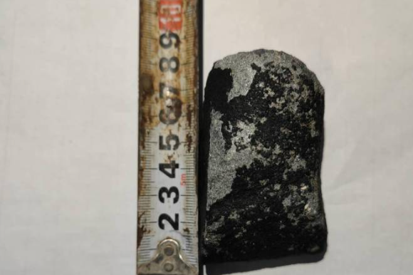 “火流星”陨石归国家还是个人(专家:陨石碎片别用水清洗)