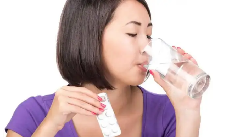 喝完电解质水肚子疼正常吗(肠镜电解质水要喝多少)