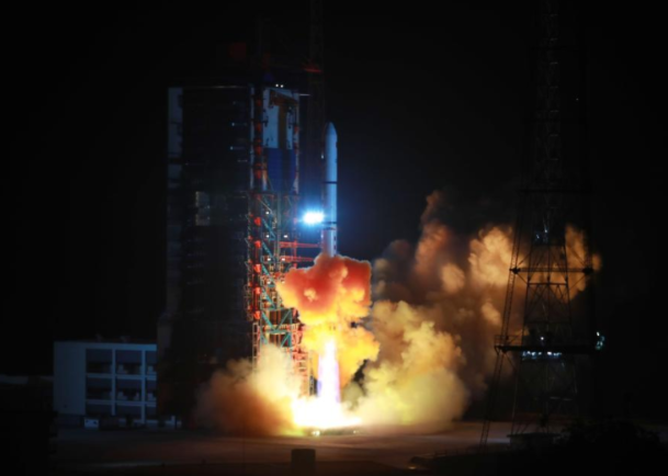 内蒙古上空巨大发光体划破天际(巨大发光体真身是啥)