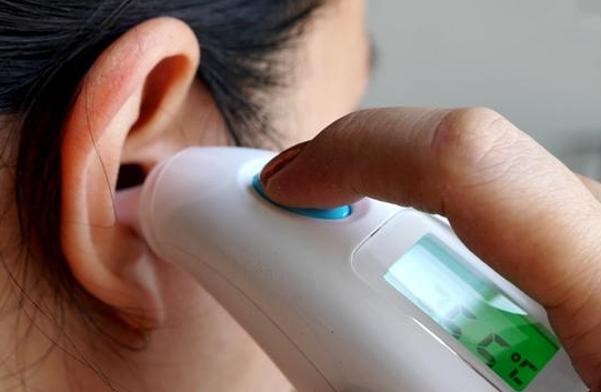 发烧测耳温两边温度不一样怎么办(发烧测耳温是量左耳还是右耳)