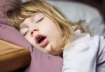 张嘴睡觉是什么原因呢？张嘴睡觉又有什么危害？