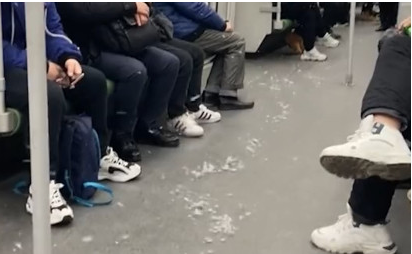 羽绒服炸裂绒毛飘满地铁车厢(坐地铁羽绒服为啥会炸开)
