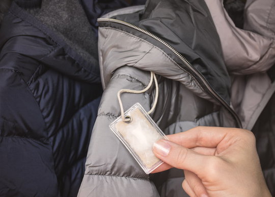 羽绒服炸裂绒毛飘满地铁车厢(坐地铁羽绒服为啥会炸开)