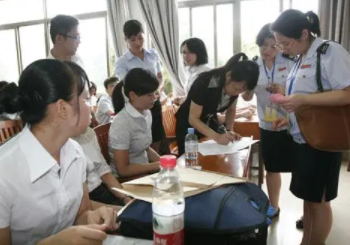 毕业后如何选择就业？国企就业好还是考公务员好？