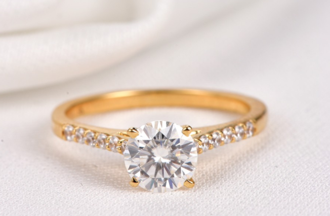 钻戒材料选铂金还是K金好（珠宝饰品材料挑选）