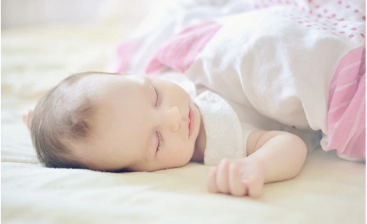 新生儿包裹睡好还是自然睡好 需要根据具体年龄选择合适的方式