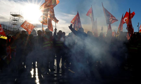 【法国全境百万人参与大罢工】70%的小学教职工预计加入罢工