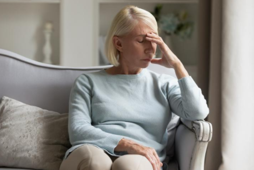 白头发到底能不能拔（为啥有些人的白头发变黑了）