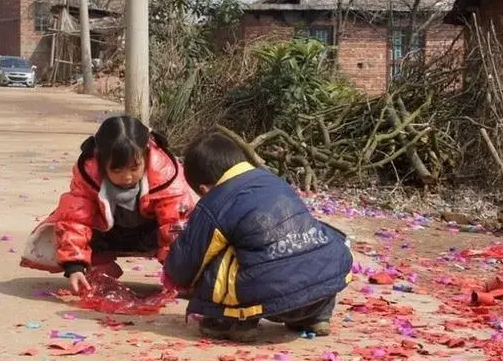 小孩放鞭炮炸碎井盖致1死2伤,我们该如何教育熊孩子?