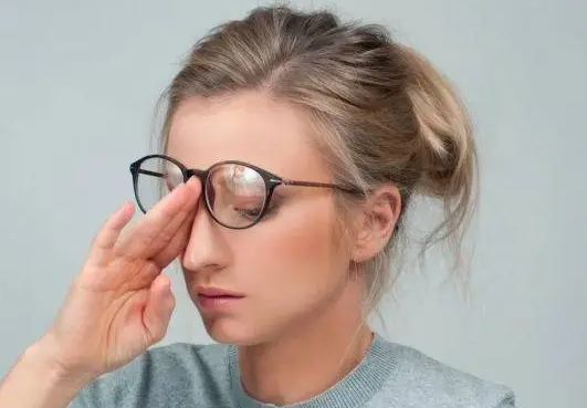 女子熬夜看狂飙患高启强同款干眼症,熬夜追剧如何预防干眼症？